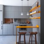 Anaqueles y mostradores naranjas en interior gris