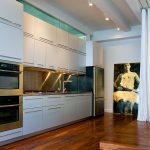 Cama enfrente de la cocina