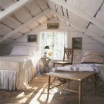 Cama y mesa junto a la ventana