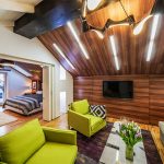 Dormitorio abuhardillado y sala de estar