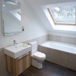 Lavabo e inodoro cerca del baño