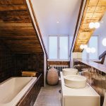Azulejo marrón en el baño
