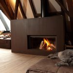 Gato junto a la chimenea
