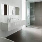 Ducha con puertas de cristal.