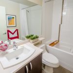 Baño con lavabo e inodoro.