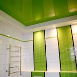 Interior de baño blanco verde claro