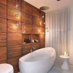 Baño con pared de madera.