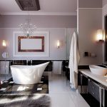 Baño con un interior elegante.