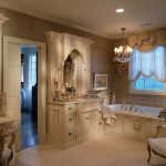 Muebles antiguos en el interior del baño.