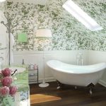 Lámpara de pie junto al baño