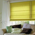 Cortinas romanas de pistacho en un interior luminoso