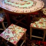 Mesa y sillas diseñadas