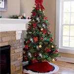 Árbol de navidad junto a la chimenea