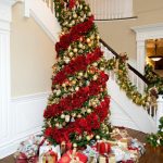 Regalos bajo el árbol de año nuevo