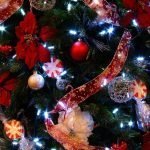 Árbol de navidad con linternas