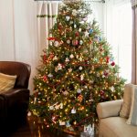 Árbol de navidad con bolas y guirnaldas