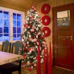Guirnaldas en la ventana y árbol de navidad