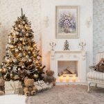 Velas y árboles de navidad junto a la chimenea
