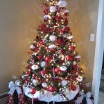Sombrero de Santa Claus en el árbol de navidad