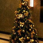 Árbol de Navidad con bolas y arcos.