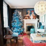 Árbol de navidad cerca de la chimenea