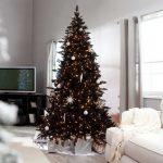 Copos de nieve y bolas en el árbol de navidad