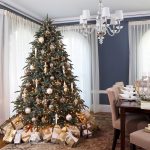 Carámbanos y bolas en el árbol de navidad