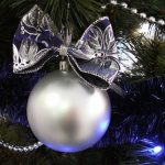 Bola de navidad con lazo