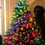 Bolas brillantes en el árbol de navidad