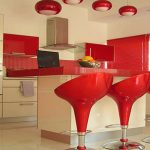 Sillas rojas en la cocina