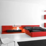 Estante inusual cerca de la cama