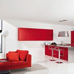Muebles rojos en un interior blanco.