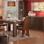 Muebles de madera en el comedor.