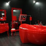 Muebles rojos en una habitación con paredes negras.