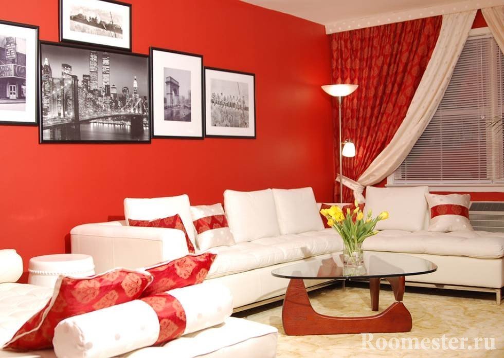 Slike preko sofe u dnevnoj sobi