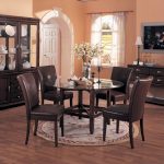Muebles de madera en el comedor.