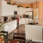 Muebles blancos en la cocina.