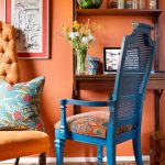 Silla azul al lado del sillón