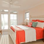 Cómoda de madera cerca de la cama