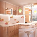 Candelabros multicolores en la cocina