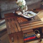 Una mesa con libros cerca del sofá.