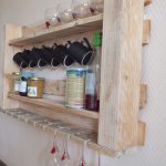 Tazas y vasos en un estante