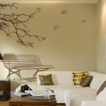 Banco debajo de un árbol en la pared