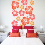 Flores en la pared junto a la cama