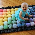 Niño sobre una alfombra brillante
