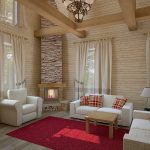 Chimenea decorativa y muebles blancos en el salón.