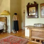 Lámpara de pie junto a la cama