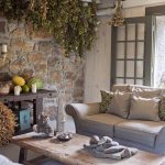 Escobas de hierbas en el interior de la habitación.