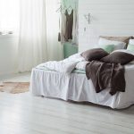Pieles en el suelo junto a la cama