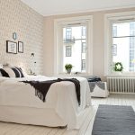 Tapete gris en el piso blanco junto a la cama